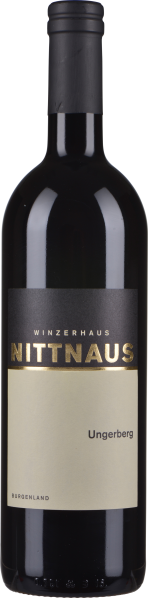 Dunkle Weinflasche mit schwarzem Etikett und goldener Schrift.