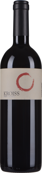 Dunkle Weinflasche mit schlichtem Etikett und rotem Kreis-Design.