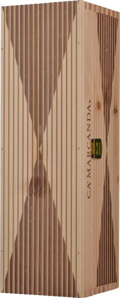 Holzkiste mit feinen, diagonalen Streifen und geometrischen Mustern.