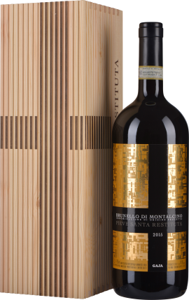 Eine Weinflasche mit eleganter goldener Verzierung neben einer Holzbox.