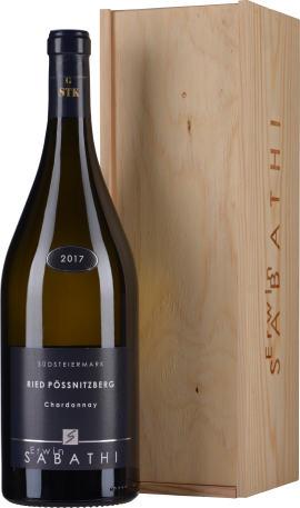 Grüne Weinflasche mit schwarzem Etikett, neben einer eleganten Holzkiste.