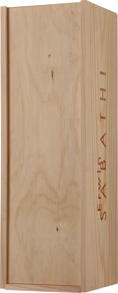 Holzkiste aus hellem Holz mit vertikaler Gravurtextur.