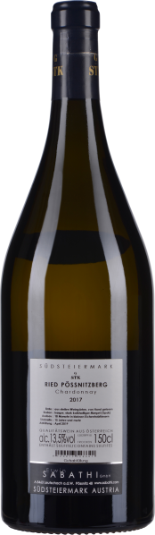 Klarglasflasche mit grünlichem Wein, elegantem Etikett und dunkelblauem Hals.