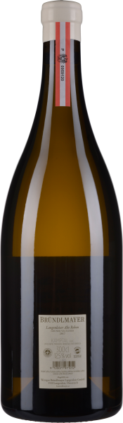 Braune Weinflasche mit weißem Verschluss und schlichtem Etikett.