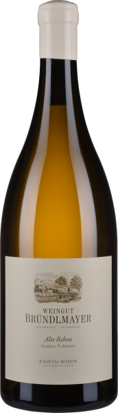 Flasche mit goldenem Wein, schlichtes Etikett, weiße Kapsel.