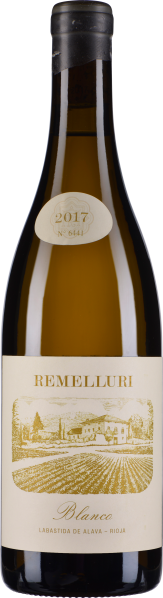 Weinflasche mit hellem Etikett und schwarzem Verschluss, Akzent auf traditionellem Gebäude.