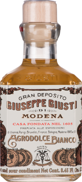 Kleine Glasflasche mit goldener Flüssigkeit und dekorativem Etikett.