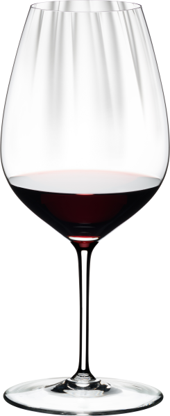 Elegantes Weinglas mit langem Stiel und halb gefüllt mit Rotwein.