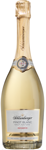 Goldene Weinflasche mit eleganter Prägung und klarer, glitzernder Flüssigkeit.