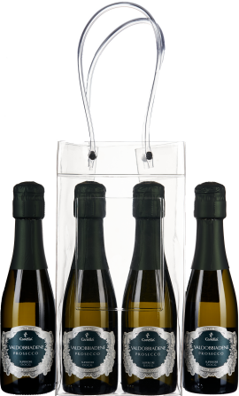 Eine transparente Tragetasche mit vier kleinen Flaschen Prosecco, die dunkelgrüne Etiketten und Verschlüsse haben.