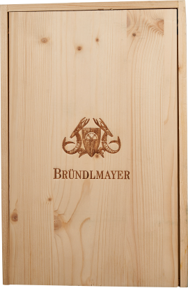 Holzkiste mit Gravur eines stilisierten Hirschgeweihs und Markenlogo.