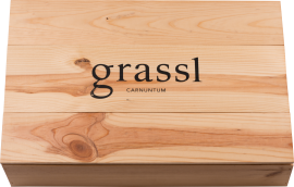 Holzkiste mit natürlicher Maserung und elegantem Schriftzug.