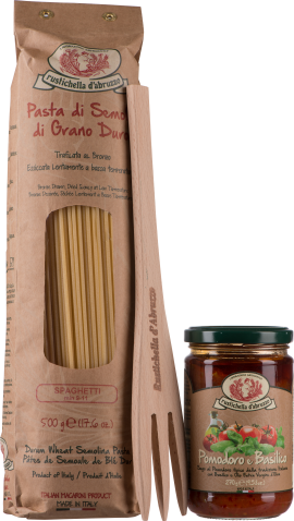 Pasta-Set mit brauner Verpackung, Holzgabel und Glas Tomatensauce mit grünem Deckel.