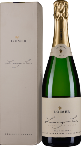 Grüne Weinflasche mit goldener Kapsel, neben eleganter weißer Verpackung.