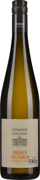 Klare Weinflasche mit grünlichem Schimmer und cremefarbenem Etikett.