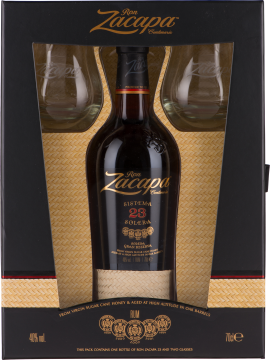 Elegantes Rum-Set mit Flasche und zwei Gläsern in schwarzer Geschenkverpackung.