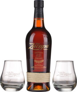 Braune Rumflasche mit Flechtdesign und zwei klaren Gläsern.