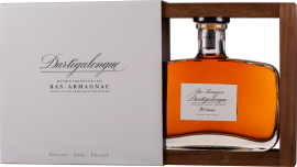 Flache, rechteckige Flasche mit bernsteinfarbenem Armagnac in edler Holzbox.