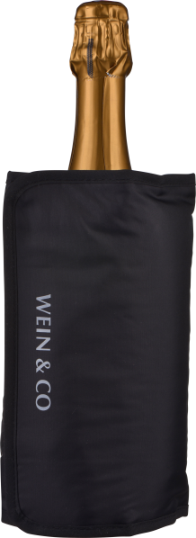 Schwarzer Flaschenkühler umhüllt zwei goldene Sektflaschen.