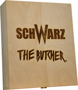 Holzbox mit dunklem, markantem Schriftzug auf der Vorderseite.