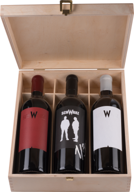 Holzkiste mit drei Weinflaschen, jeweils in Rot, Schwarz und Weiß etikettiert.