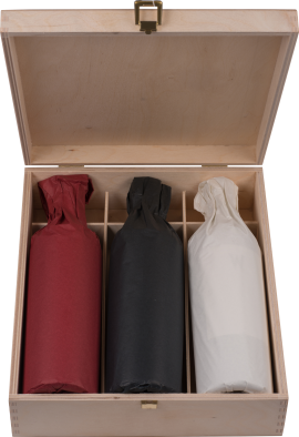 Holzkiste mit drei flaschenförmigen, unterschiedlich farbig verpackten Gegenständen.