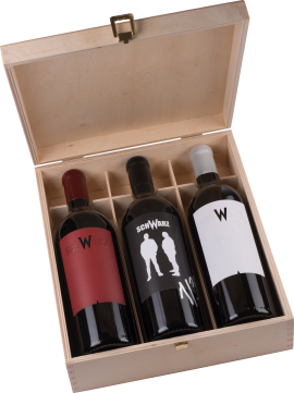 Holzkiste mit drei Weinflaschen, jeweils mit unterschiedlich gestaltetem Etikett.