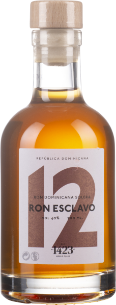 Kleine Rumflasche mit Holzverschluss, klarer Schrift und bernsteinfarbener Flüssigkeit.