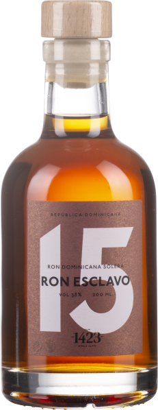 Kompakte Rumflasche, bernsteinfarben, mit schlichtem Holzverschluss und modernem Etikettendesign.