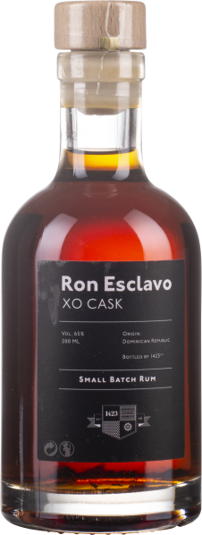 Edle Flasche mit dunklem Rum und Holzverschluss.