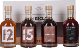 Vier elegante Rumflaschen in Geschenkverpackung mit minimalistischen Etiketten in Erdtönen.