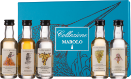 Fünf Mini-Grappa-Flaschen vor einer türkisblauen Geschenkbox mit kunstvollen Etiketten.