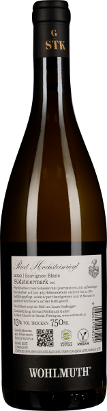 Grünlich-goldene Weinflasche mit schwarzem Verschluss und Etikett auf der Rückseite.