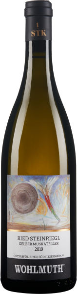 Weinflasche mit künstlerischem Etikett und goldgelbem Inhalt, elegante Erscheinung.