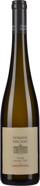 Braune Glasflasche mit cremefarbenem Etikett, schlanke Form, schwarzer Deckel.