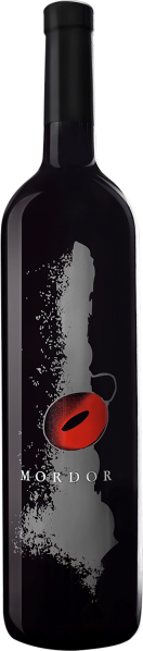 Dunkelrote Weinflasche mit schwarzem Korken, kunstvollem, mystischem Etikett in Grautönen.