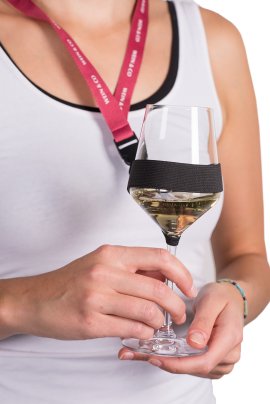 Person mit Weinglashalter aus schwarzem Stoff am Halsband, hält Weißweinglas.