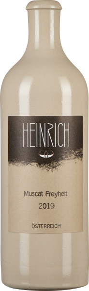 Cremefarbene Flasche mit schlichtem, edlem Etikett.