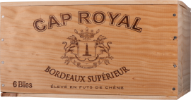 Holzkiste mit graviertem Text und Emblem, markante Buchstaben und dekorative Löwen.