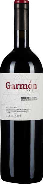 Dunkle Weinflasche mit modern gestaltetem weißem Etikett und rotem Verschluss.