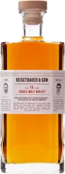 Kantige, klare Flasche mit hellem Holzverschluss, gefüllt mit bernsteinfarbenem Whisky. Dezentes Etikett mit markanter Typografie und Porträts.