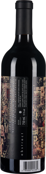 Dunkle Weinflasche mit künstlerischem Etikett aus Collagen und schwarzem Hals.