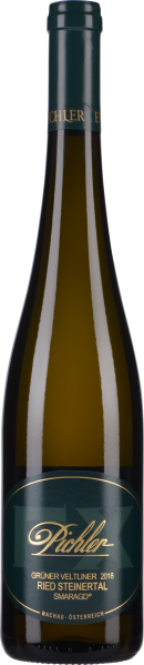 Grüne Weinflasche mit elegantem Etikett und goldenem Schriftzug.