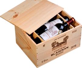 Holzkiste mit sechs Bordeaux-Weinflaschen, elegant graviert und robust gestaltet.