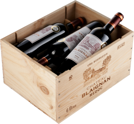 Holzkiste mit sechs Weinflaschen in eleganter, traditioneller Aufmachung.