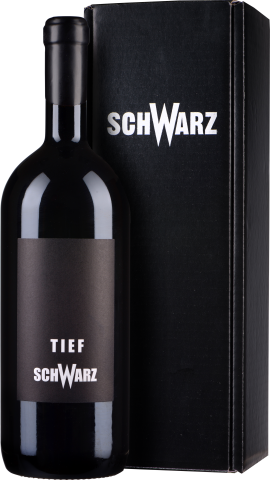 Weinflasche mit dunklem, elegantem Etikett und passender schwarzer Geschenkbox im Hintergrund.