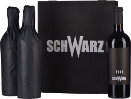 Schwarze Geschenkbox mit zwei eingewickelten Flaschen und einer Rotweinflasche.