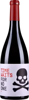 Dunkle Weinflasche mit rotem Verschluss und modernem Etikett, das ein schlichtes Totenkopf- und Knochen-Design zeigt.