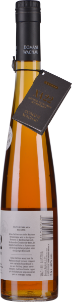 Schlanke Flasche mit goldenem Destillat und schwarzem Etikettanhänger.