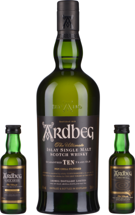 Grüner Whiskyflaschen-Set: große Flasche zentral, flankiert von zwei Miniaturen.